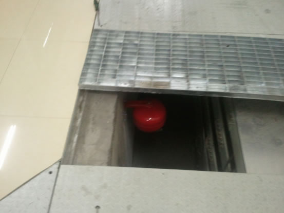 圖4 大唐廣西龍灘水電站地下廠房電纜溝裝設(shè)已通過(guò)3C認(rèn)證的懸掛式干粉滅火裝置