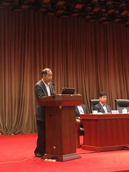 圖3 十八屆中央候補委員、中國工程院院士、中國海程大學(xué)教授 馬偉明將軍做報告