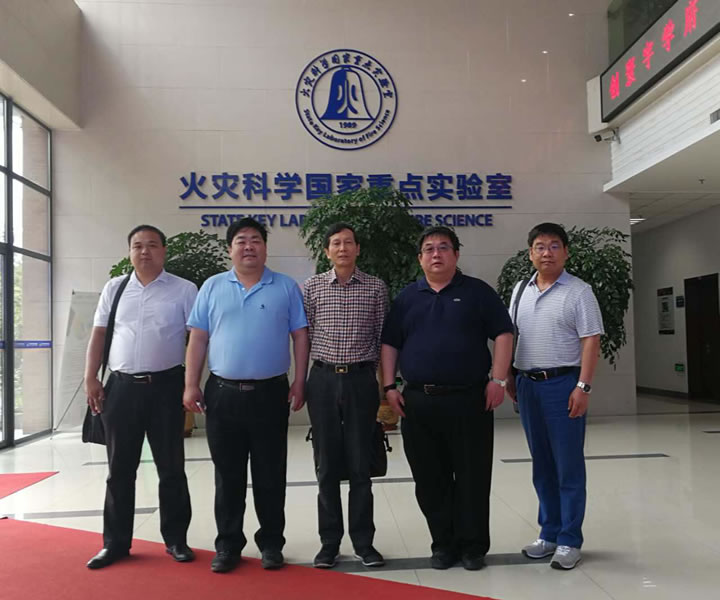 圖2 國(guó)泰科技董事長(zhǎng)（左2）、總經(jīng)理（右2）、總工程師（右1）、副總工程師（左1）與張和平主任（中）合影留念