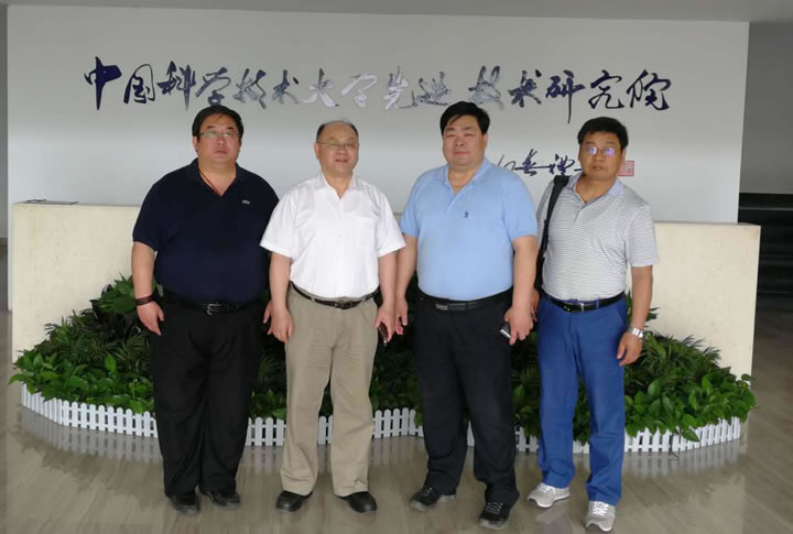 圖3 國(guó)泰科技董事長(zhǎng)（右2）、總經(jīng)理（左1）、總工程師（右1）與汪志勇教授（左2）合影留念