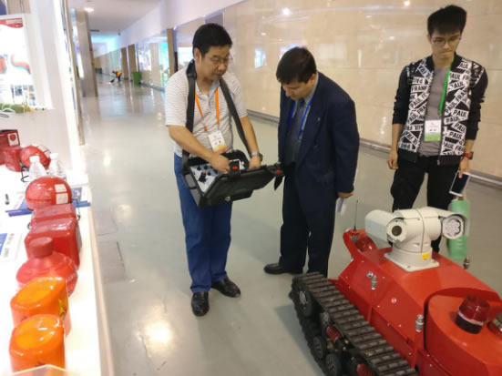圖2 墨西哥專家費爾南德斯關(guān)注我公司消防滅火機(jī)器人