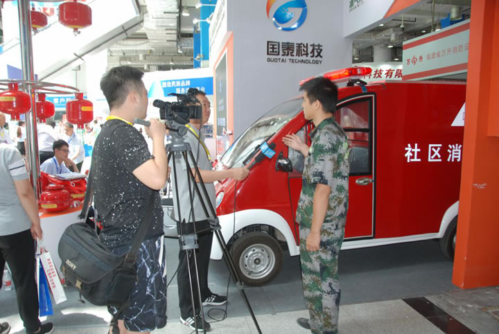 圖4 國(guó)泰科技消防工程師向記者介紹社區(qū)消防車功能特點(diǎn)