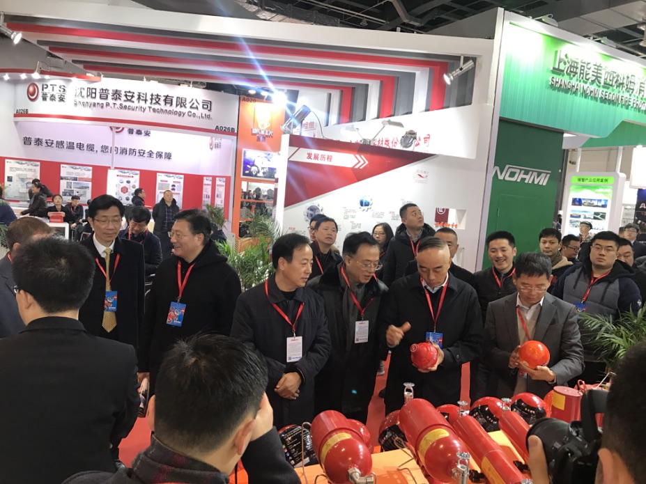 圖2 國泰科技展位前參觀、交流客戶絡(luò)繹不絕