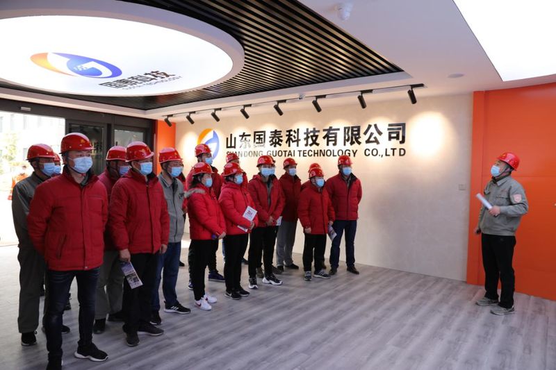 2020年11月25日，泰安市泰山城區(qū)熱力公司負(fù)責(zé)公司消防安全工作人員蒞臨國泰科技參加消防應(yīng)急演練工作。  演練演練工作總共分為三項(xiàng)內(nèi)容，為提高消防安全工作人員的防火安全及應(yīng)急救援意識，首先進(jìn)行的是消防火災(zāi)警示片的觀看及學(xué)習(xí)。 其次，參加演練人員參觀展廳及產(chǎn)品，工作人員進(jìn)行了產(chǎn)品的講解，對產(chǎn)品應(yīng)用場所及基本使用方法進(jìn)行講解演練。       后一項(xiàng)為演練操作項(xiàng)目，參加演練人員進(jìn)行實(shí)地觀摩演練和操作，并對超細(xì)干粉滅火裝置、輪式滅火器、滅火球進(jìn)行了實(shí)地的滅火操作。 泰安市泰山城區(qū)熱力公司參加演練人員表示，通過此次演練對消防安全及應(yīng)急工作有了進(jìn)一步的認(rèn)識，并對消防產(chǎn)品的使用有了進(jìn)一步的掌握和了解，熟悉了如何正確使用消防產(chǎn)品，并對于以后的安全工作的開展起到了很好的幫助作用。
